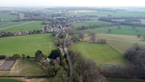 Luftaufnahme-über-Nonington-Lebendige-Ländliche-Kleinstadt-Landschaft-Ackerland-Rustikale-Grenze-Landgrenzen