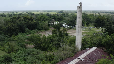 Vista-Aérea-Sobre-Un-Antiguo-Almacén-Oxidado-Y-En-Desuso-En-Medio-De-Los-Bosques