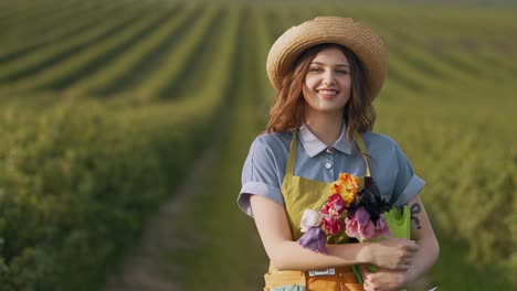 hermosa mujer caminando en un campo con una canasta de tulipanes y sonriendo