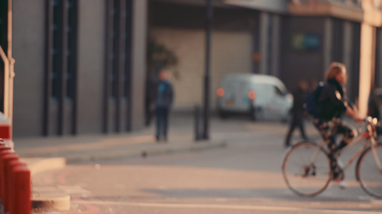 런던 시티 스트리트 슬로우 모션으로 걸어가는 무명 군중, 자전거, 자전거, 통근자