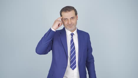 hombre de negocios mostrando su mente mirando a la cámara.