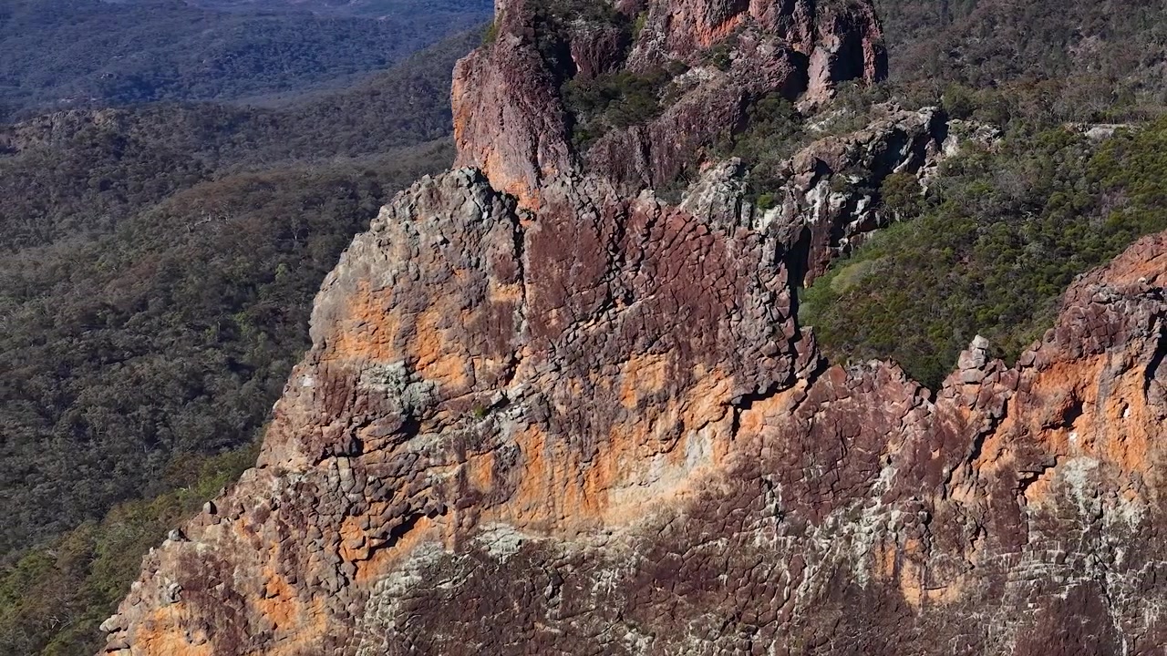 Inquadratura ampia della formazione rocciosa The Breadknife nel Parco Nazionale Warrumbungle, Nuovo Galles del Sud, Australia