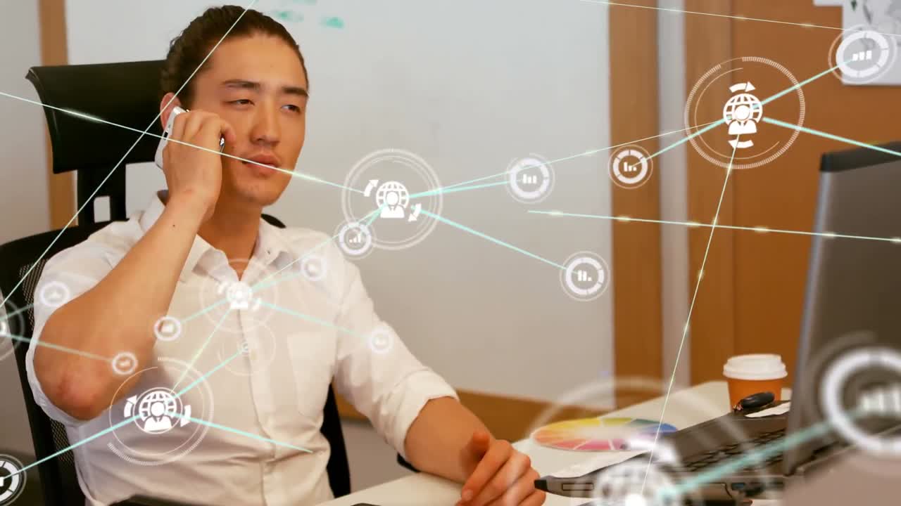 연결망을 통해 아시아 사업가 사무실에서 전화