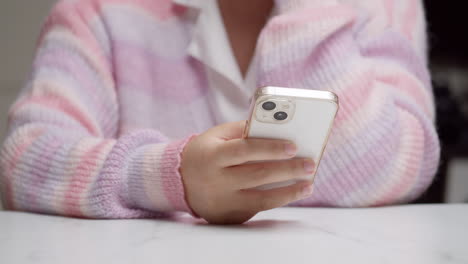 pan shot de detalle del uso del teléfono móvil - concepto de adicción a las redes sociales