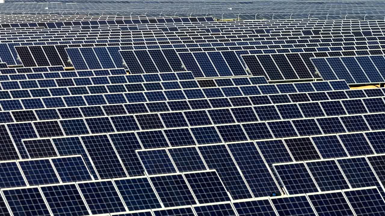 모하비 사막 에 있는 거대한 기하학적 패턴 의 태양 전지 배열 을 내려다보는 공중 전망