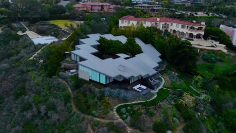 Aerial-4K-footage-of-beach-houses-on-the-coast-of-Torrey-Pines,-California,-USA