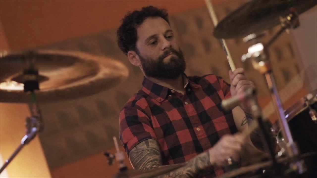 músico tocando el tambor