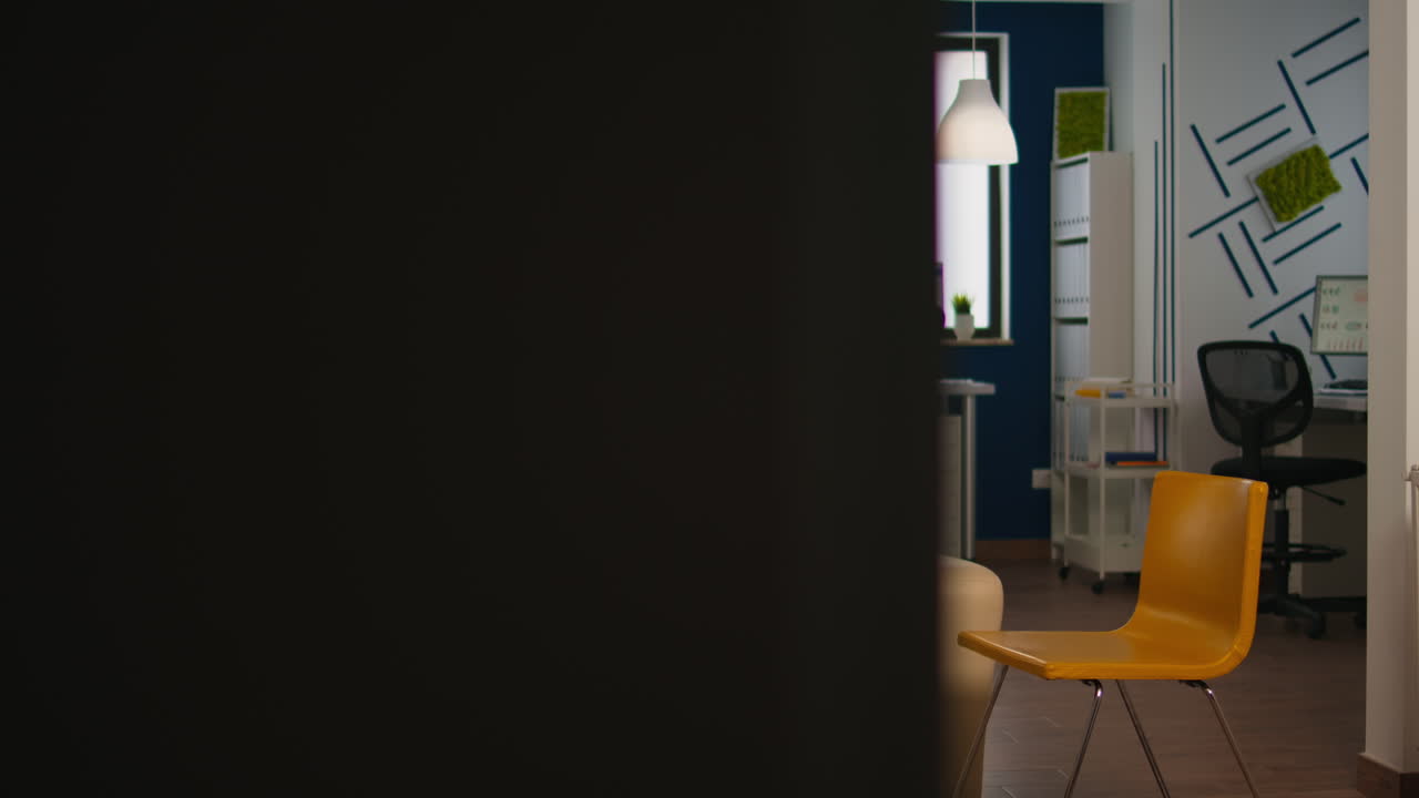 interior de una oficina moderna de plan abierto sin personas