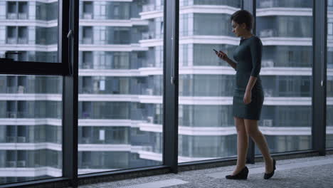 Business-woman-talking-on-mobile-phone