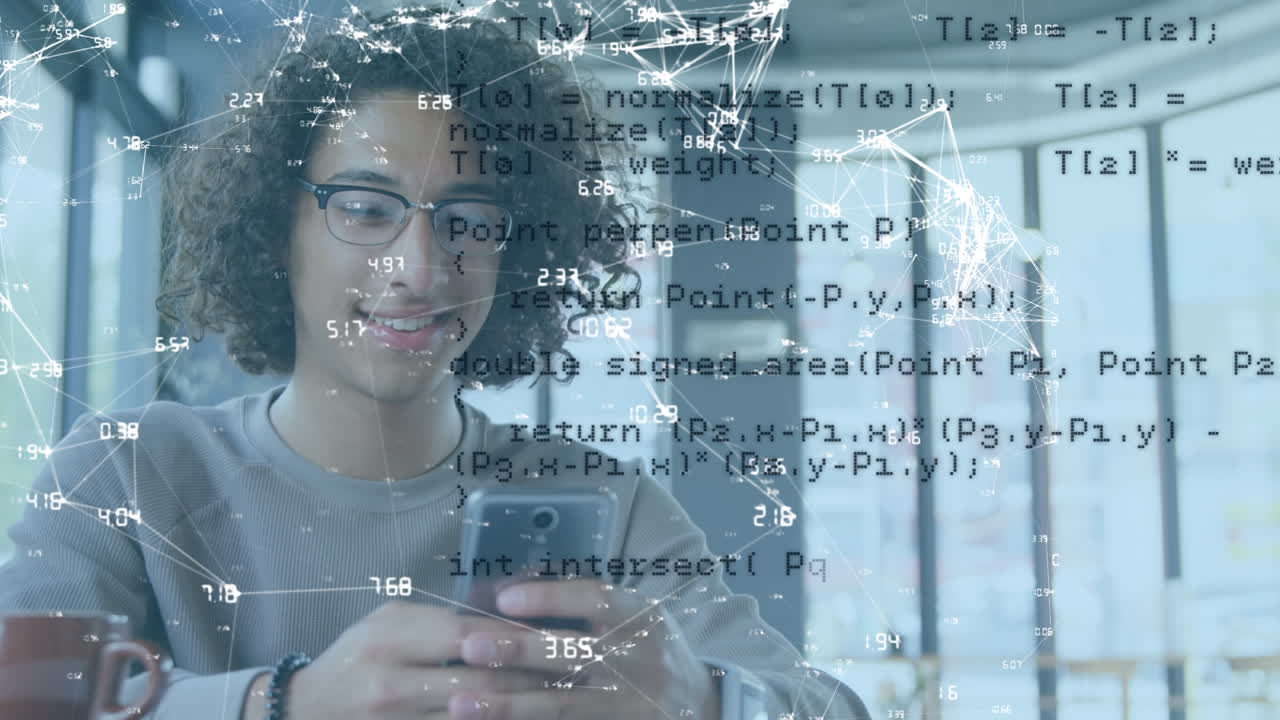 animación del procesamiento de datos sobre un hombre biracial usando un teléfono inteligente