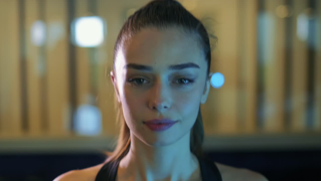 bella ragazza in esecuzione sul tapis roulant nella sala fitness