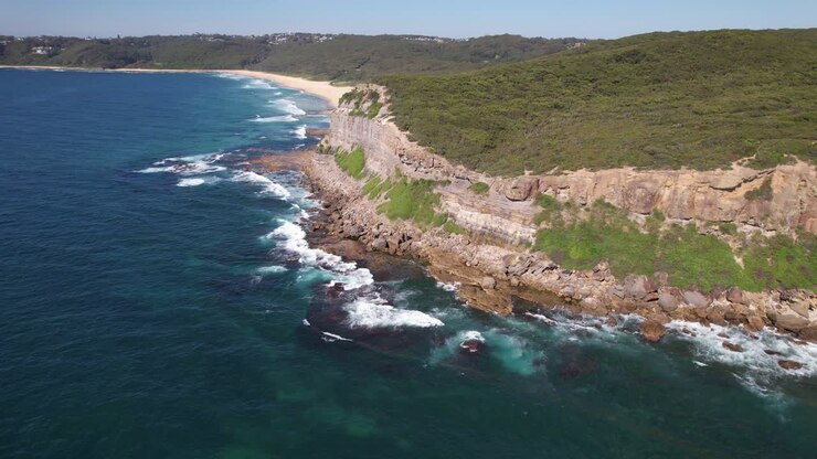Playa Dudley y Little Redhead Point en Nueva Gales del Sur, Australia - Toma aérea con dron.