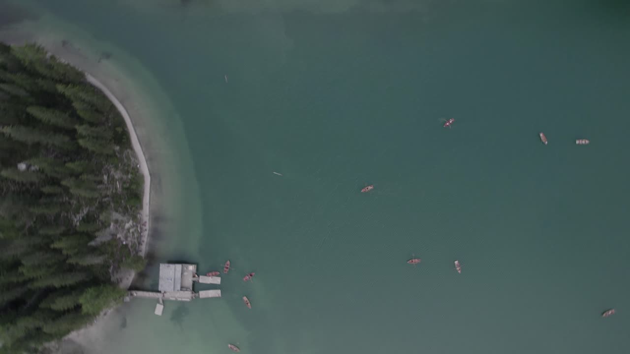 사람들이 노를 젓는 보트와 함께 브라이에스 호수 위로 나선형 모양으로 하강하는 세니탈 평면이 있는 드론 비디오, 집의 브랜드
