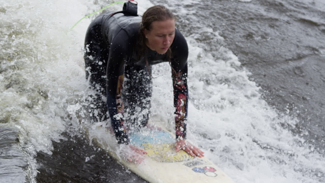 여자 운동 선수 - 강 물결 에서 서핑 하는 것