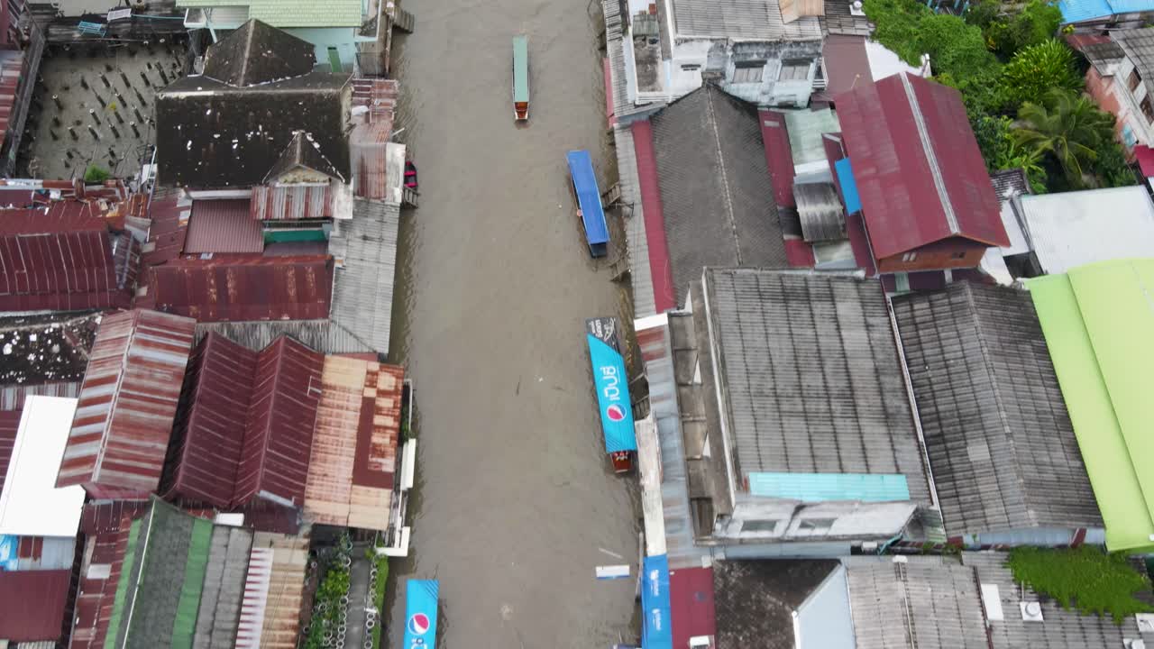 배 들 이 파와 떠다니는 시장 에서 바쁜 운하 를 통과 한다
