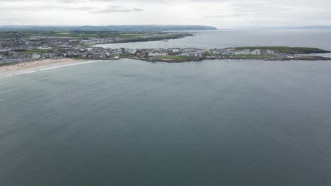 Impresionante-Paisaje-Natural-En-Portrush,-Una-Ciudad-Balnearia-Turística-En-Irlanda-Del-Norte---Destino-De-Vacaciones-Perfecto---Antena