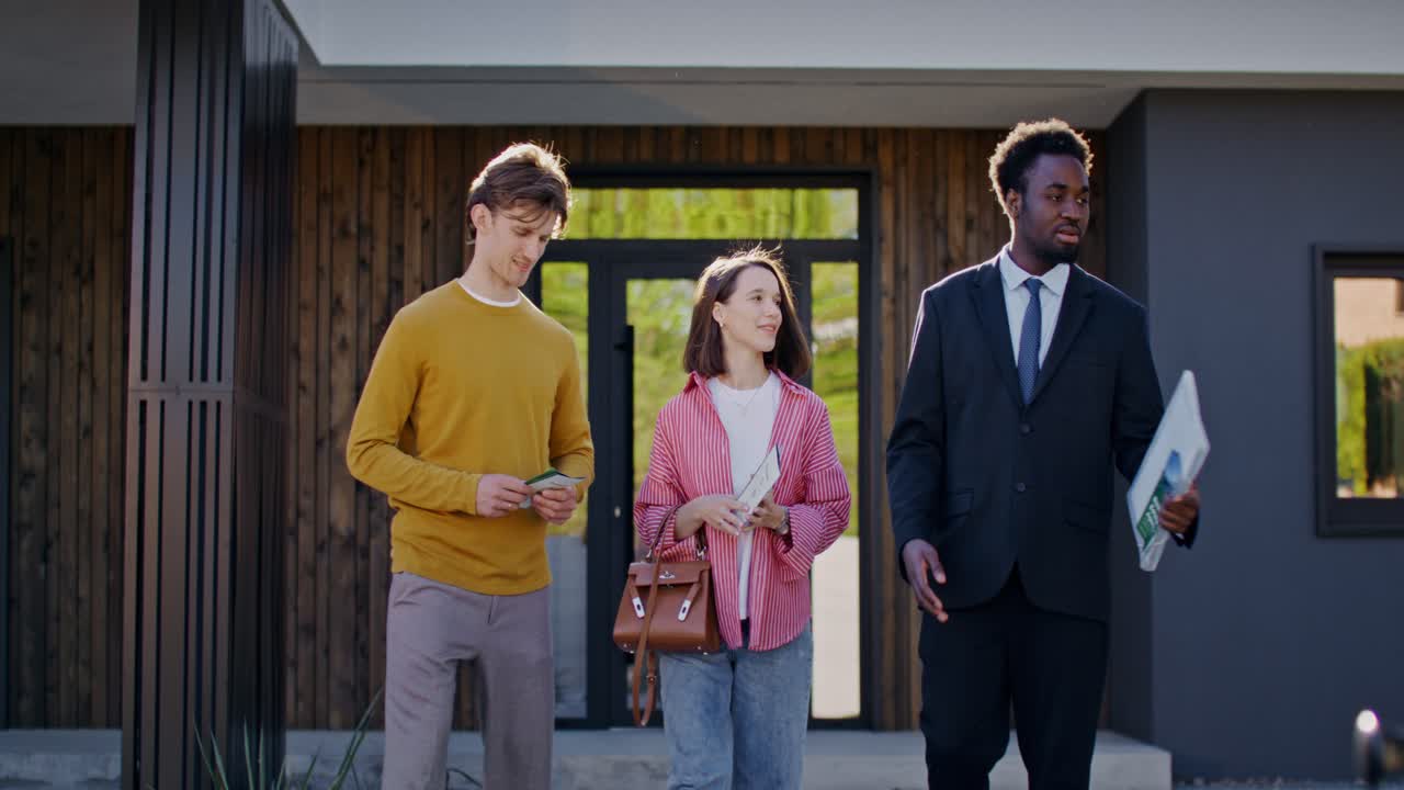 visitación de la casa con el agente de bienes raíces