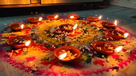 la iluminación de la lámpara de aceite de diwali con decoración durante la adoración.