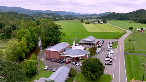 Kirche-über-Den-Baumwipfeln-In-Der-Nähe-Der-Bergstadt-Tennessee