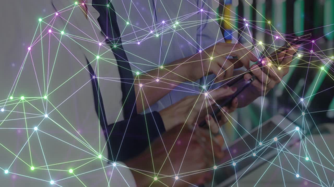 animación de datos y red de conexiones entre diversos empresarios que utilizan tabletas