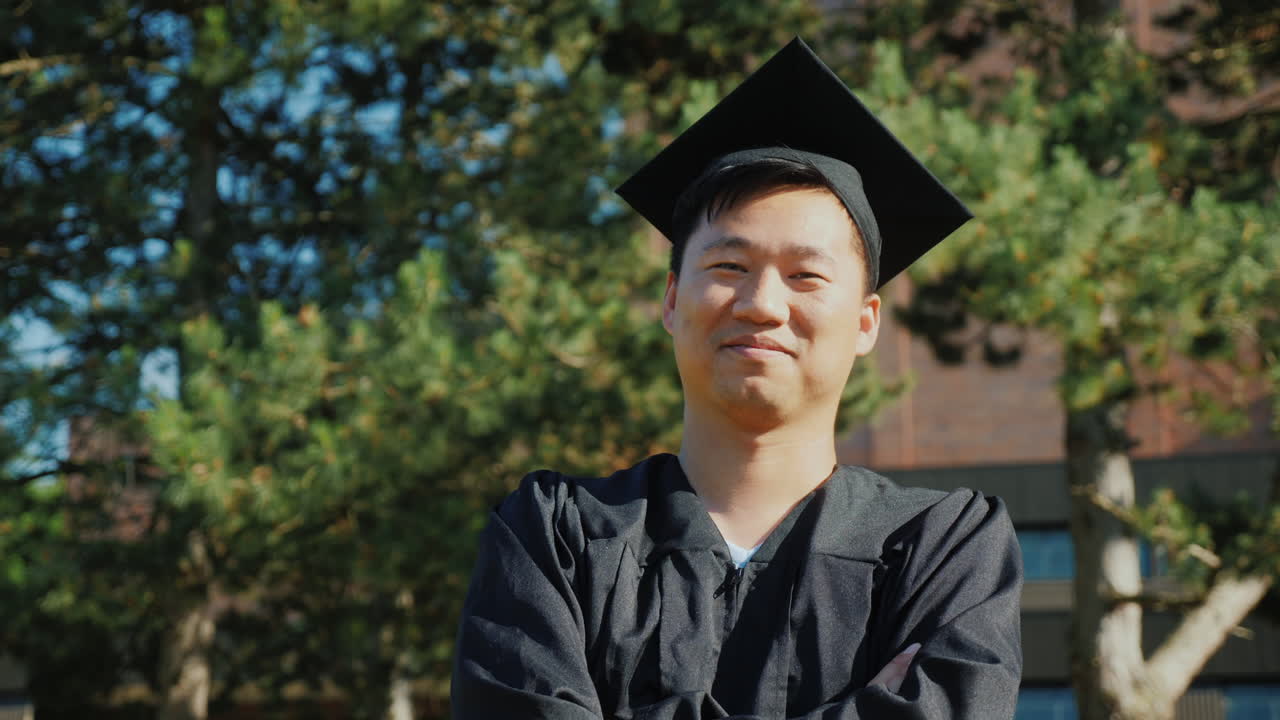 大学院の服大学卒業概念のアジア人男性の肖像画