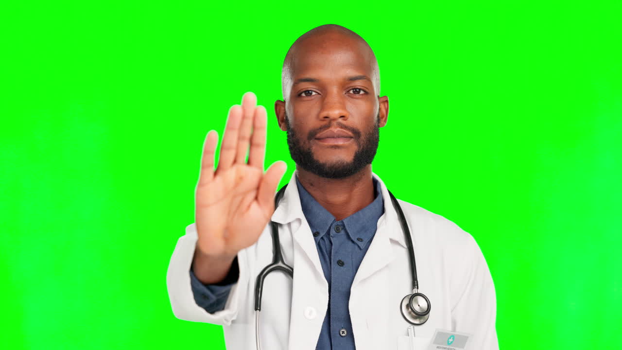 Stop, serio e mano con dottore su green screen