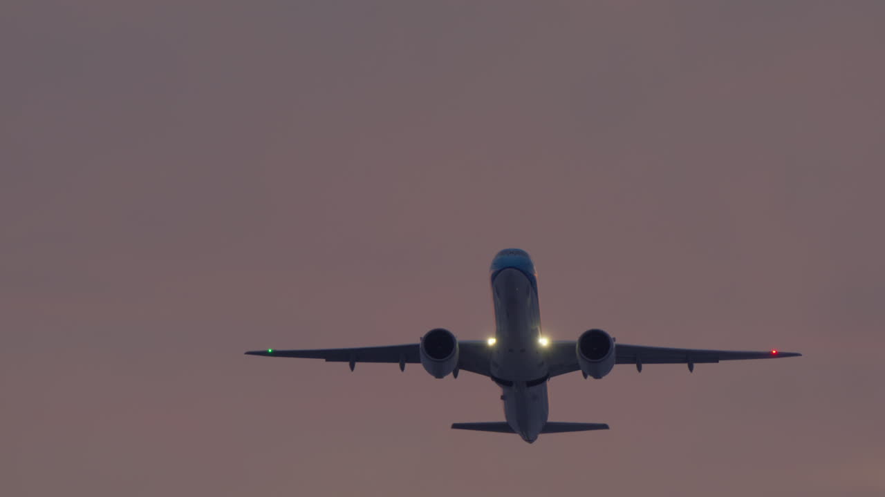 Aereo di linea in decollo dalla pista dell'aeroporto al tramonto