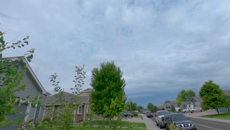 Lapso-De-Tiempo-De-Las-Nubes-Rodando-Por-El-Barrio-Suburbano