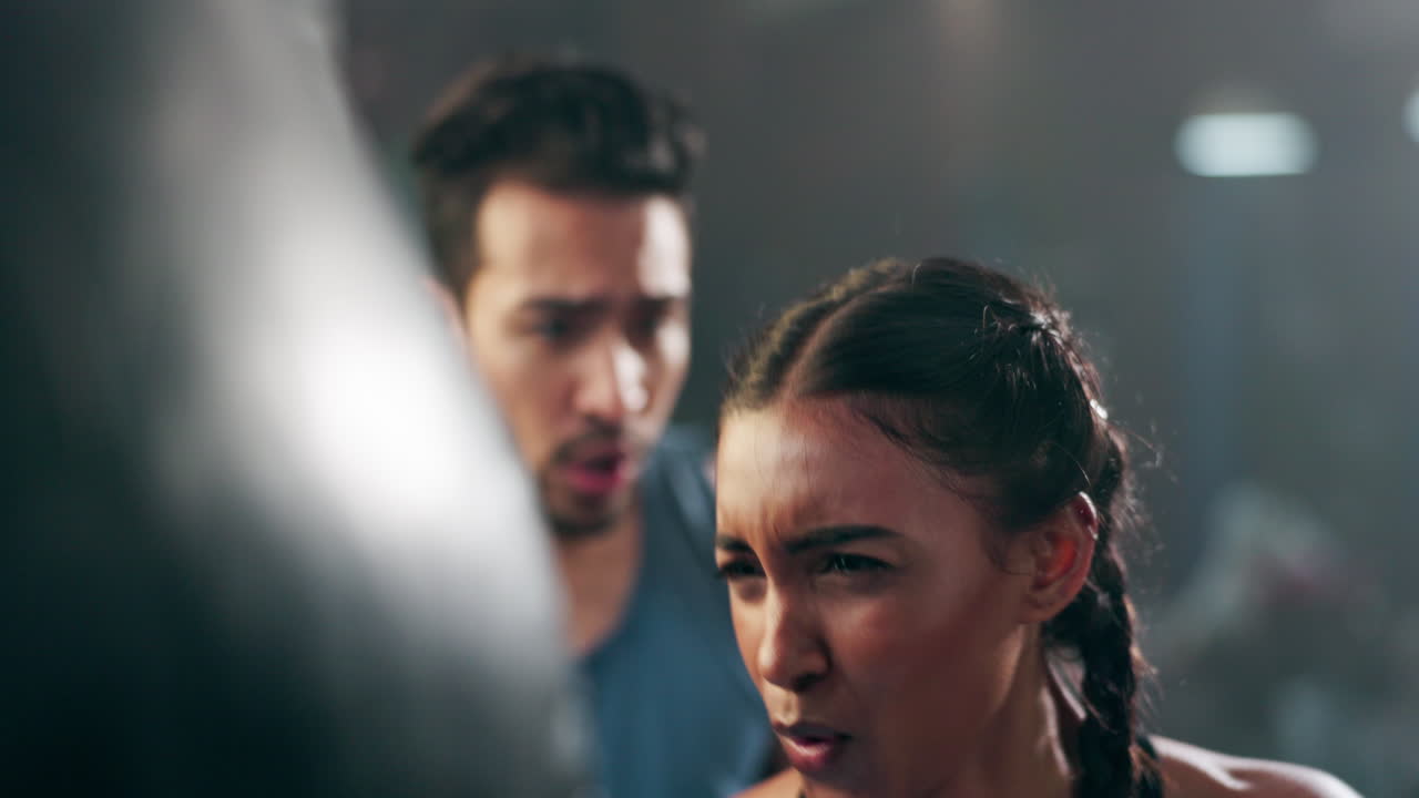 motivación, boxeador o entrenador personal en el gimnasio