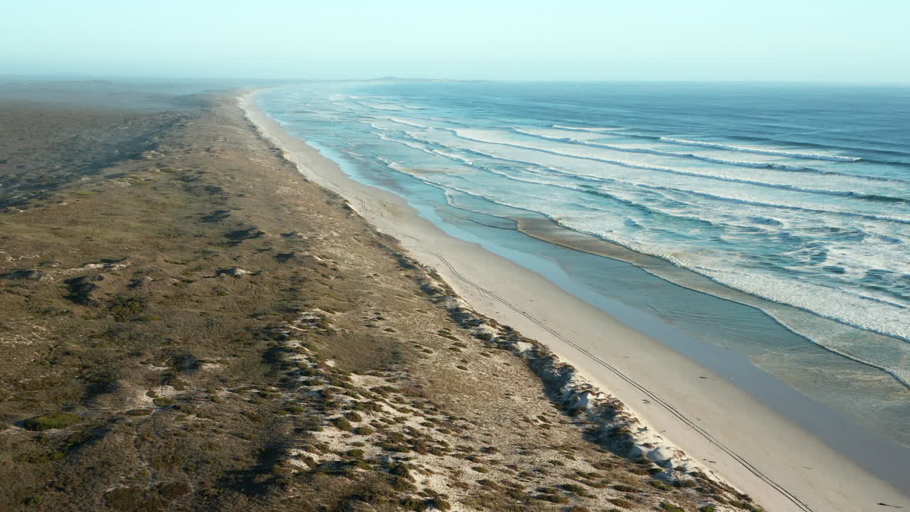 Strand bij de Langebaan Lagune, West Coast Nationaal Park, Zuid-Afrika - luchtopname met drone