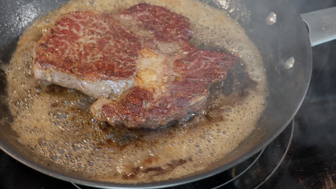 girar el entrecote en una sartén caliente con la corteza marrón quemada, la mantequilla burbujeante y el humo que se levanta