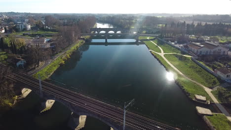 Puente-Con-Ferrocarril-Sobre-El-Río-Orb-Beziers-Vista-Aérea-De-Drones