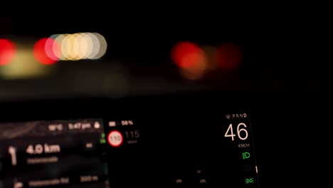 tablero de instrumentos del coche por la noche con luces bokeh