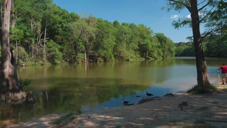 Schöne-Aussicht-Auf-Den-Großen-See-In-Der-Nähe-Des-Lake-Houston-Dam-In-Houston,-Texas