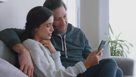 Pareja-Feliz-Teniendo-Video-Chat-Usando-Un-Teléfono-Inteligente-Saludando-Al-Bebé-Disfrutando-Charlando-Con-La-Familia-Por-Teléfono-Móvil