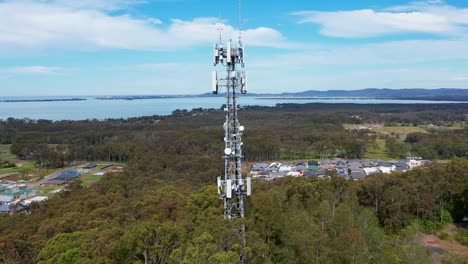 Australien-5g-Mobiler-Mastturm-Mit-Blick-Auf-Moderne-Neue-Häuser