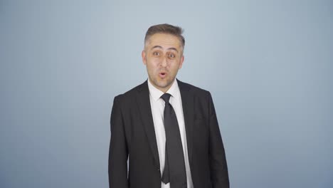 hombre de negocios asintiendo a la cámara. aprobación.