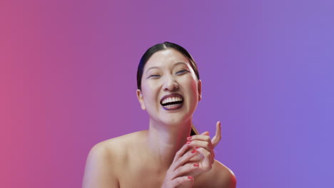 검은 머리카락과 메이크업을 가진 아시아 여성 미소, 복사 공간, 느린 모션