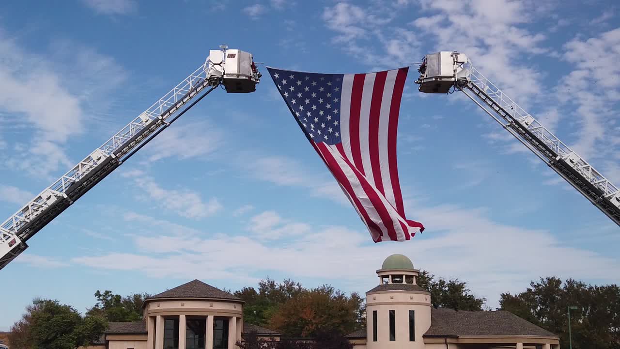 바람에 휘날리는 거대한 미국 국기의 슬로우 모션