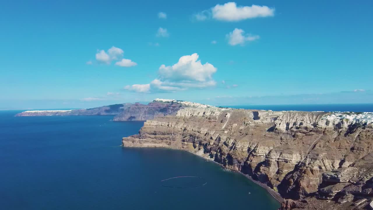 vista aérea de drones de 4k de la caldera de santorini sobre el puerto