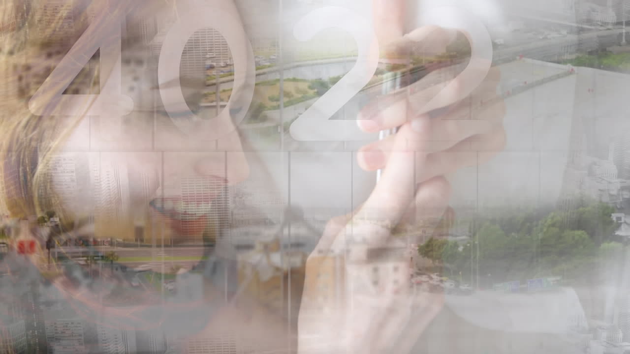 스마트 폰을 사용하는 웃는 백인 사업가 여성 위에 도시 풍경의 애니메이션