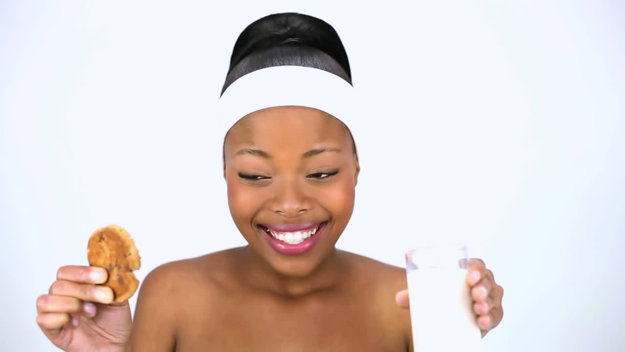 mujer atractiva bebiendo leche