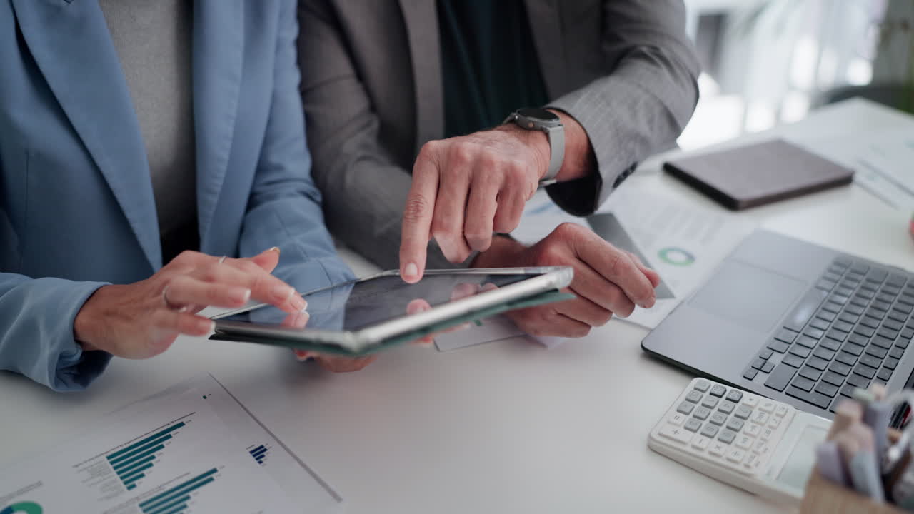 Professionisti aziendali che collaborano e analizzano dati su un tablet digitale
