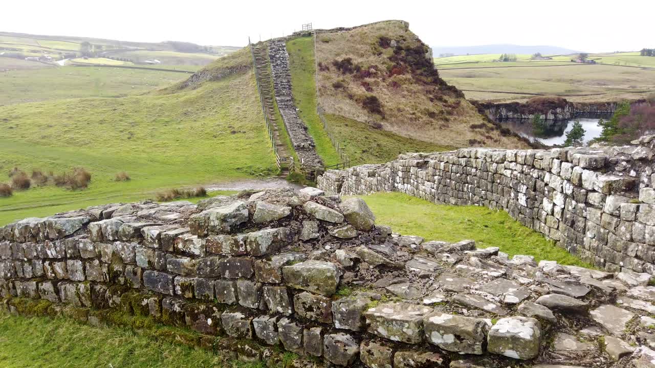 muro de adriano muro romano en la cantera cawfields, haltwhistle, hexham, northumberland, inglaterra