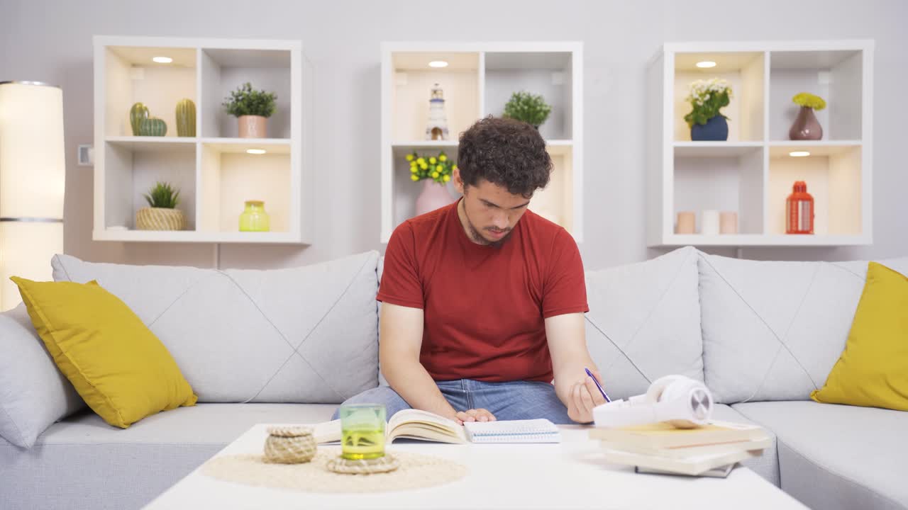 게으른 사람은 일하는 대신 잠을 자고 싶어.