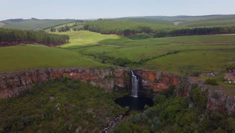 Südafrika-Luftdrohne-Lissabon-Fälle-Wasserfälle-Sabie-Filmisch-Krüger-Nationalpark-Teilweise-Bewölkt-üppig-Frühling-Sommer-Grün-Atemberaubende-Flusslandschaft-Busch-Vorwärts-Schwenkbewegung-Nach-Oben