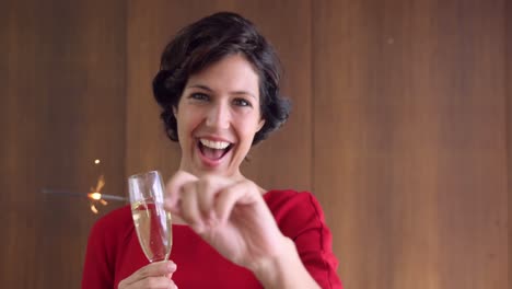 mujer con chispa y vaso de champán