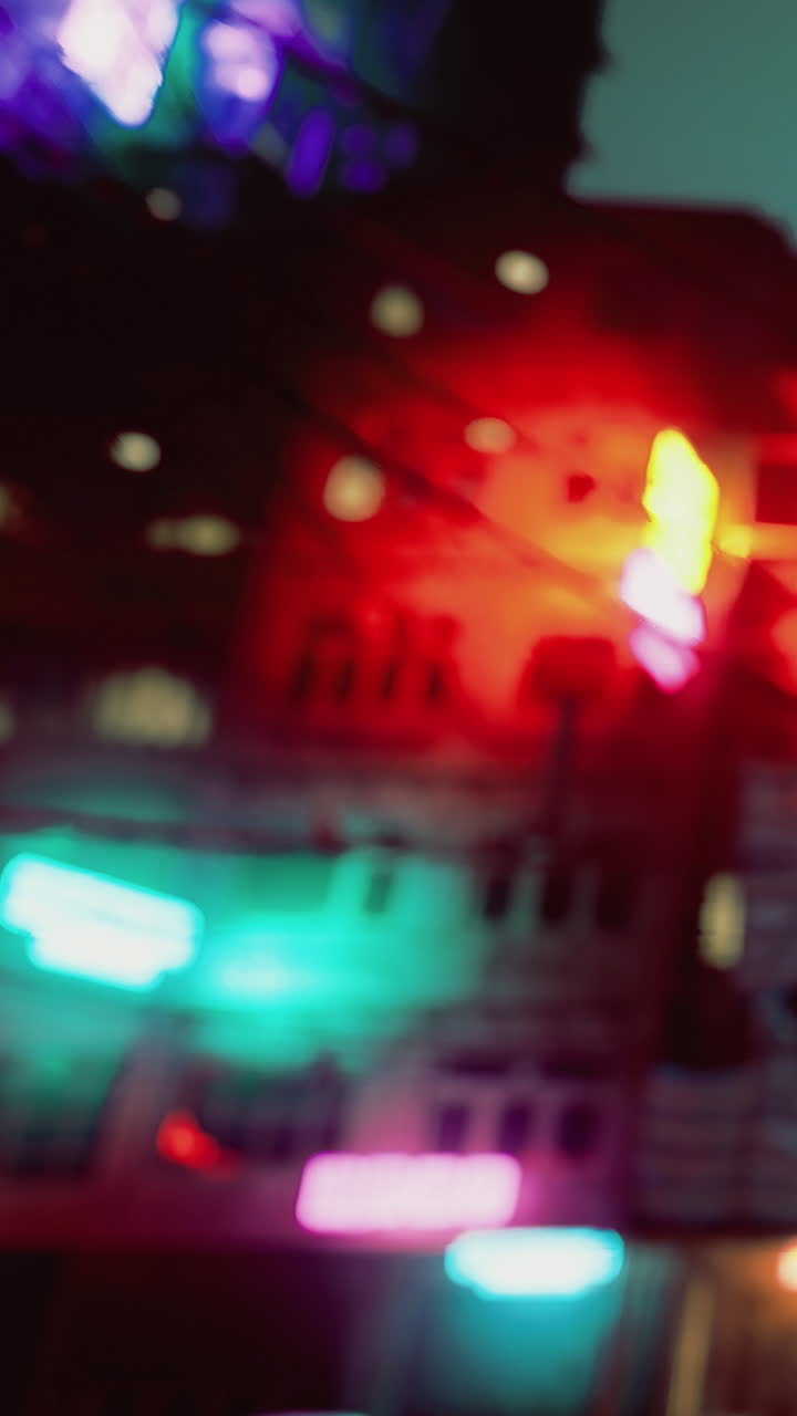 Luci vivaci e colori in un'area urbana di notte in una città.