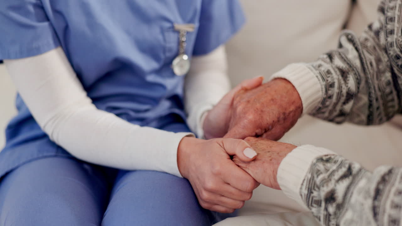 apoyo para personas mayores, sostenimiento de la mano