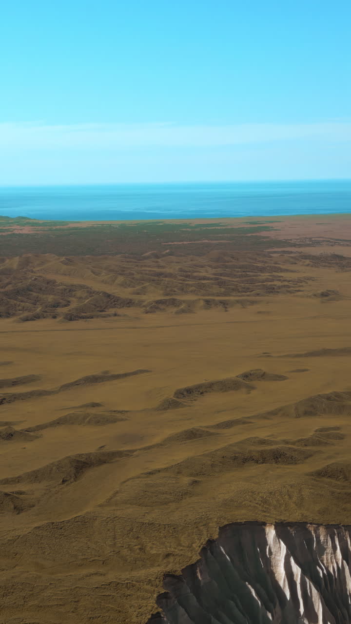 воздушный вид пустынного ландшафта с береговой линией